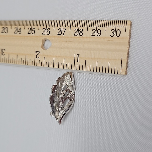 Vintage Silver Tone Leaf Earrings Clip Textured - Picture 6 of 8
